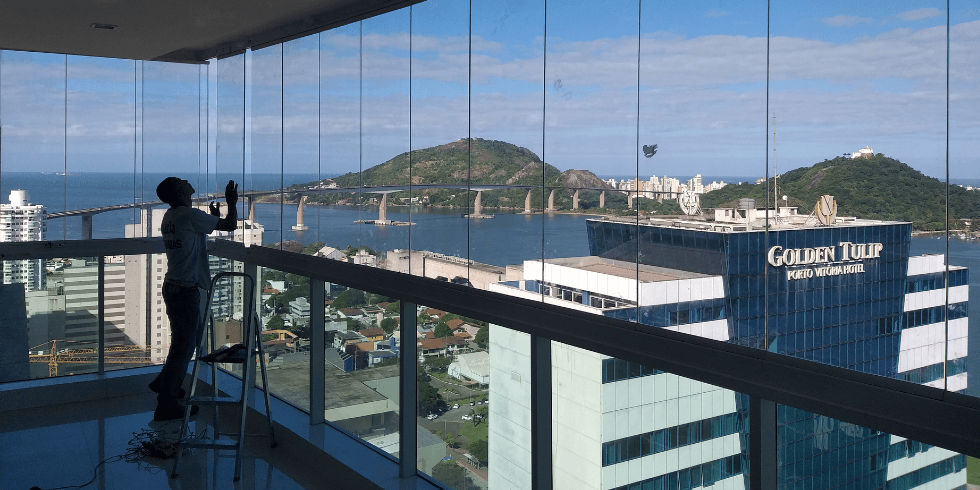 Por Que Chamar um Profissional para Consertar Sua Varanda de Vidro