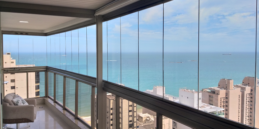 Solução Varandas | Assistência Técnica e Manutenção de Fechamento de Varanda Erros Comuns na Limpeza de Varandas de Vidro e Como Evitá-los