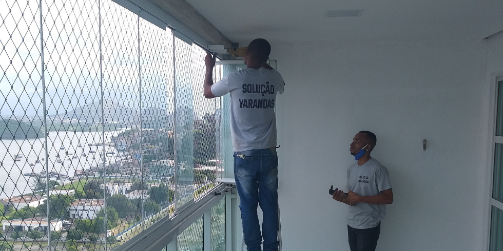 Solução Varandas | Assistência Técnica e Manutenção de Fechamento de Varanda Por Que Chamar um Profissional para Consertar Sua Varanda de Vidro