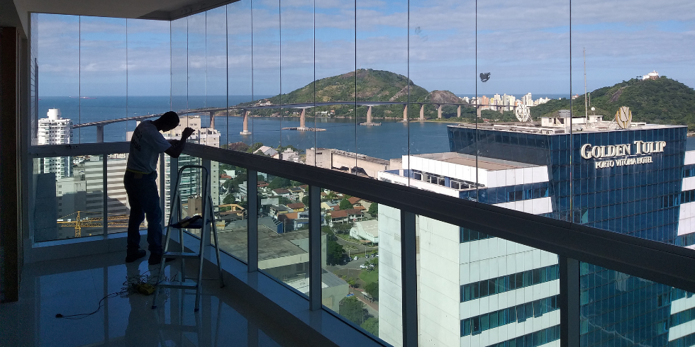 Solução Varandas | Assistência Técnica e Manutenção de Fechamento de Varanda Como Detectar Vazamentos e Problemas de Vedação em Varandas de Vidro